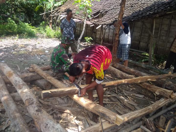 Satgas TMMD Bojonegoro Bantu Rangkai Pembuatan Poskamling